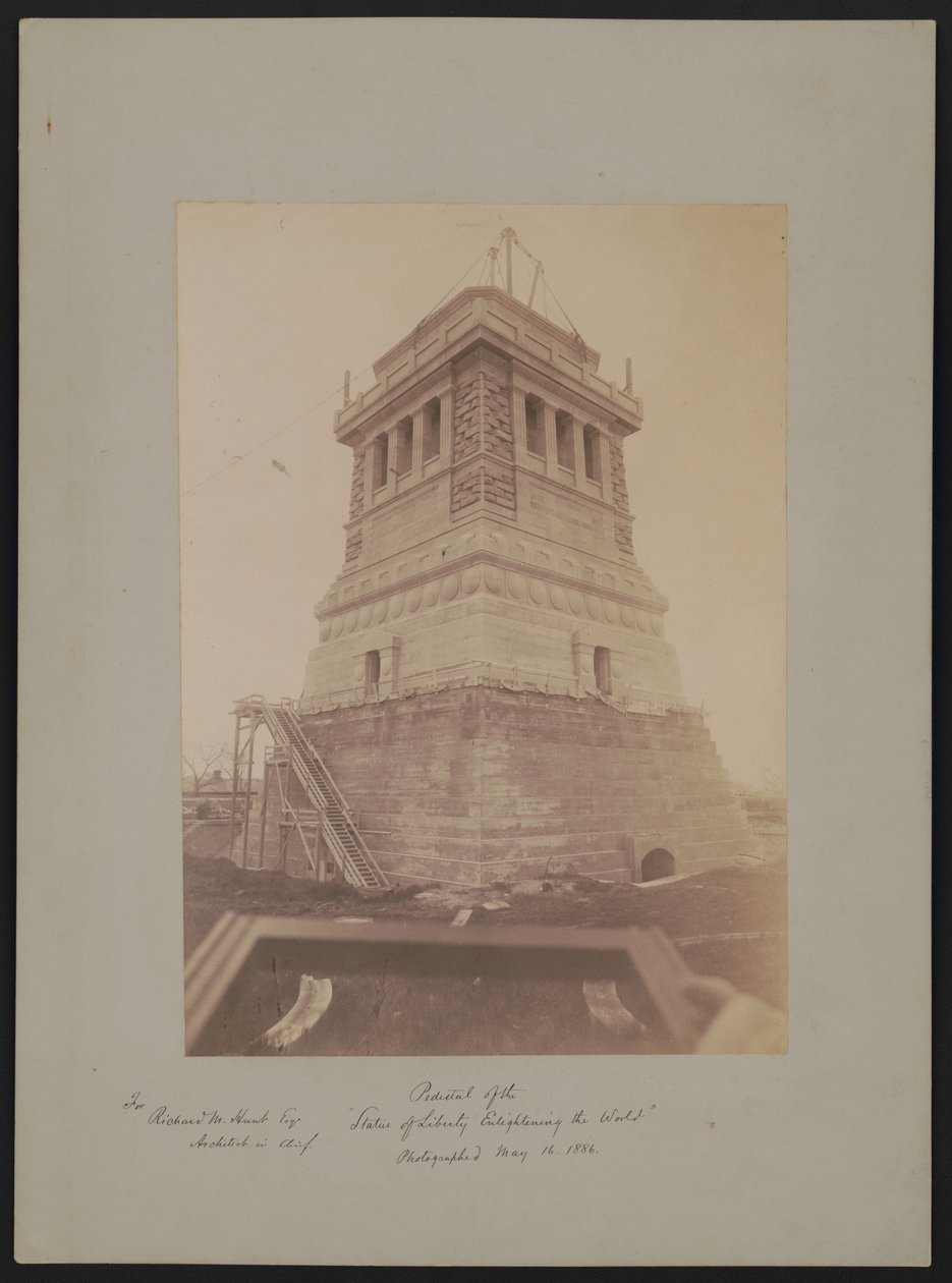 Pidestall av "Statue of Liberty enlightening the world", designet av Richard Morris Hunt, under bygging, 16. mai 1886 av American Photographer