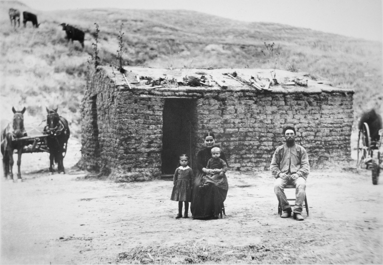 Pionerfamilie med torvhuset sitt, Nebraska av American Photographer