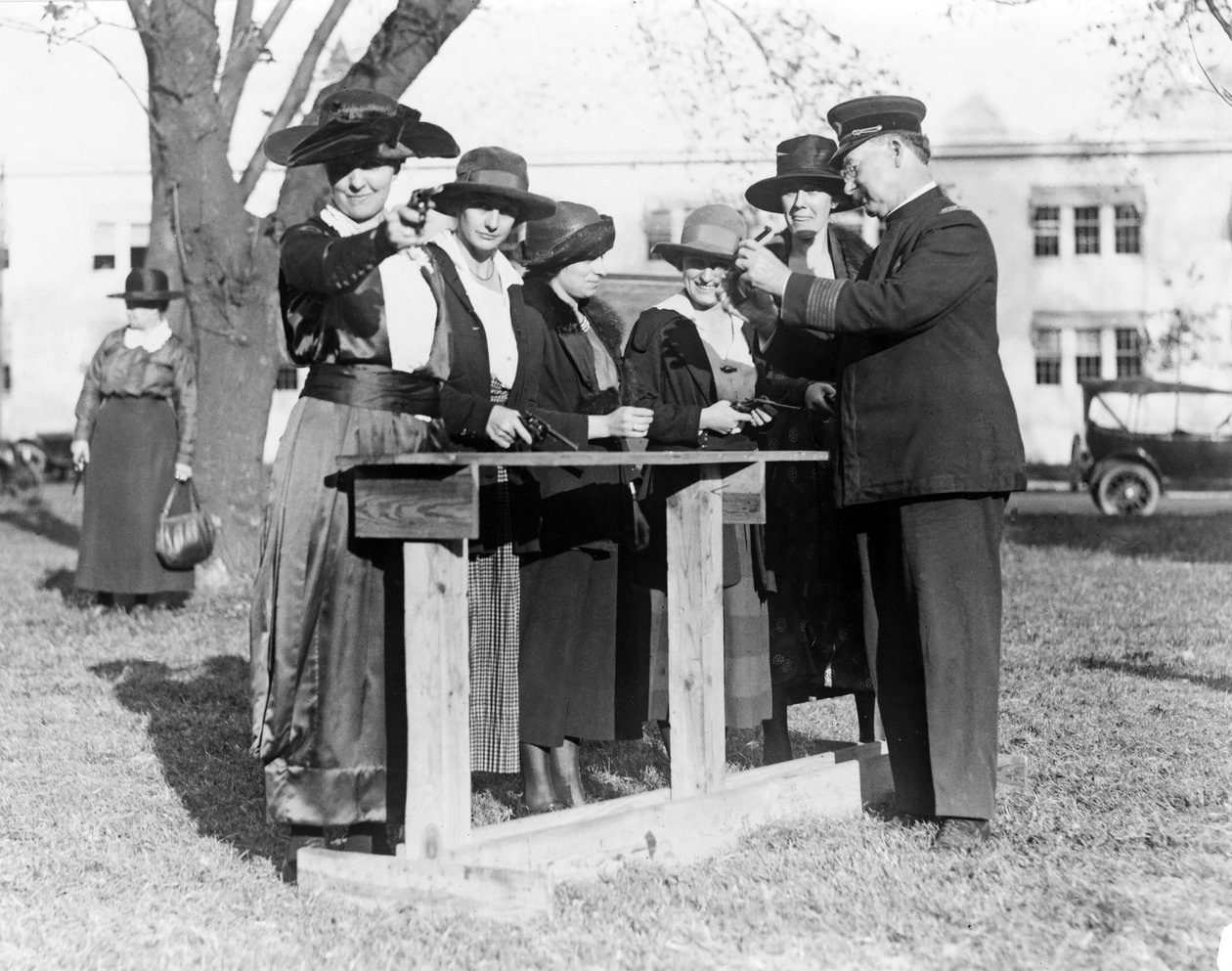 Politibetjent som lærer kvinner å skyte, ca. 1920 av American Photographer