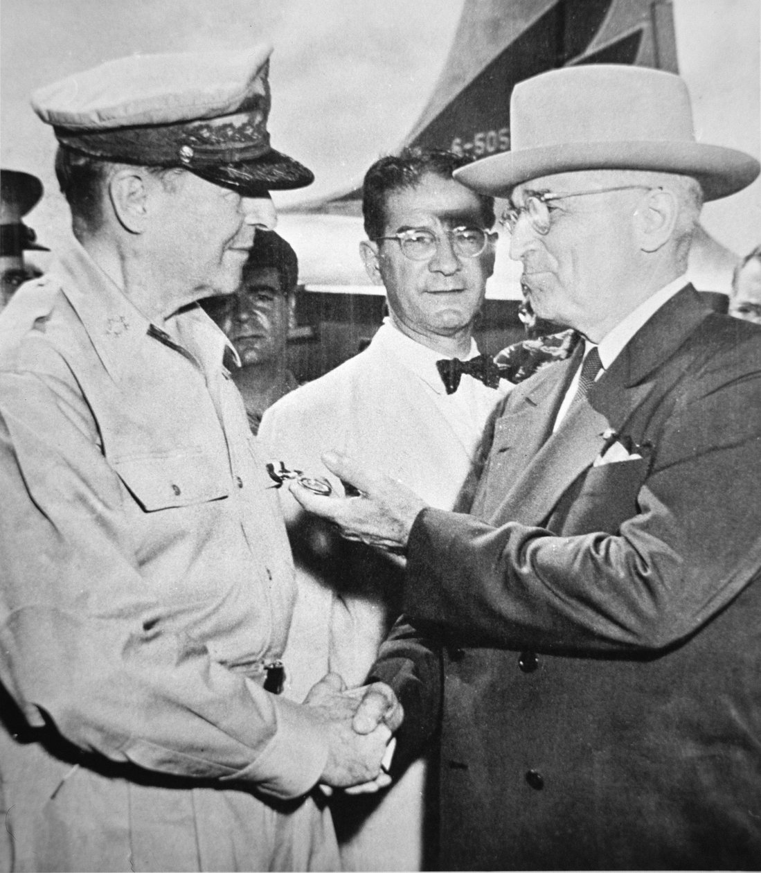 President Harry S. Truman (1884-1972) møter general Douglas MacArthur (1880-1964) øverstkommanderende for FN, på Wake Island under Korea-krigen, oktober 1950 (s/hv-bilde) av American Photographer