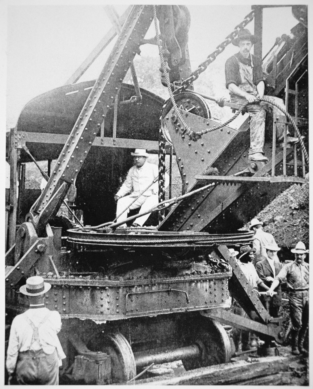 President Theodore Roosevelt i en gigantisk dampspade ved Culebra Cut under gravingen av Panamakanalen, november 1906 (s/hv-bilde) av American Photographer