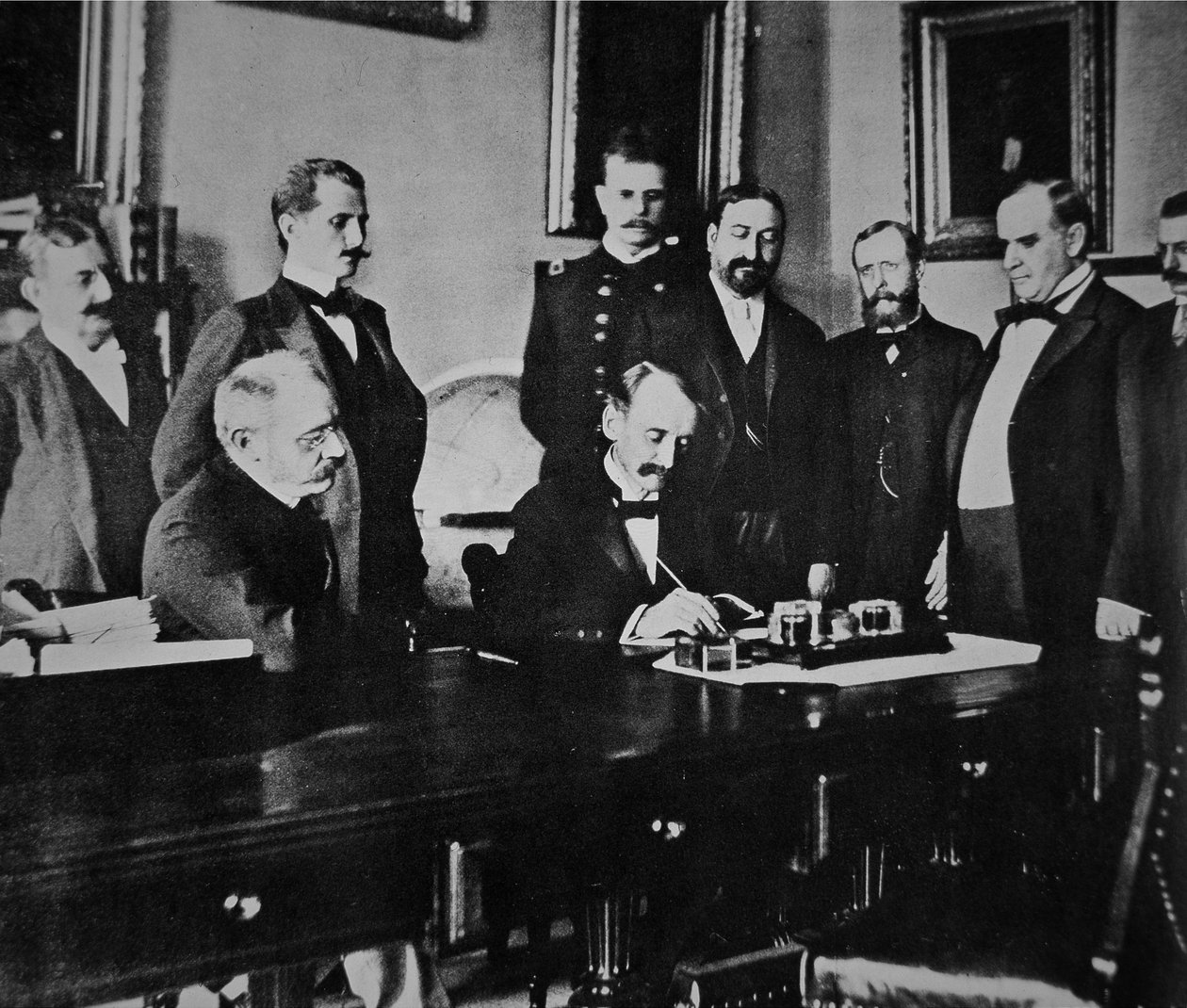 President William Mckinley (1843-1901) er vitne til undertegningen av fredsprotokollen som avsluttet krigen med Spania av American Photographer