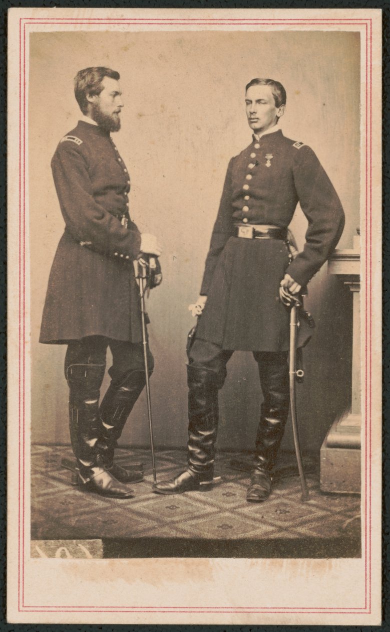 Prins Philippe av Orléans, greve av Paris, og hans bror Prins Robert av Orléans, hertug av Chartres, i unionsuniformer med sverd, ca. 1861-62 (s/hvitt-foto) av American Photographer