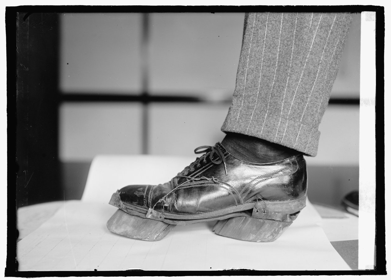 Prohibition Unit (Cow Shoes), 28. juni 1924 (s/hvitt-bilde) av American Photographer