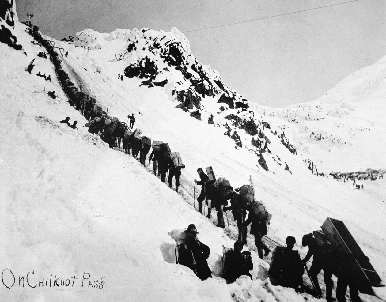 Prospektører som klatrer Chilkoot-passet under Klondike Gold Rush (1897-98) (s/hv-bilde) av American Photographer