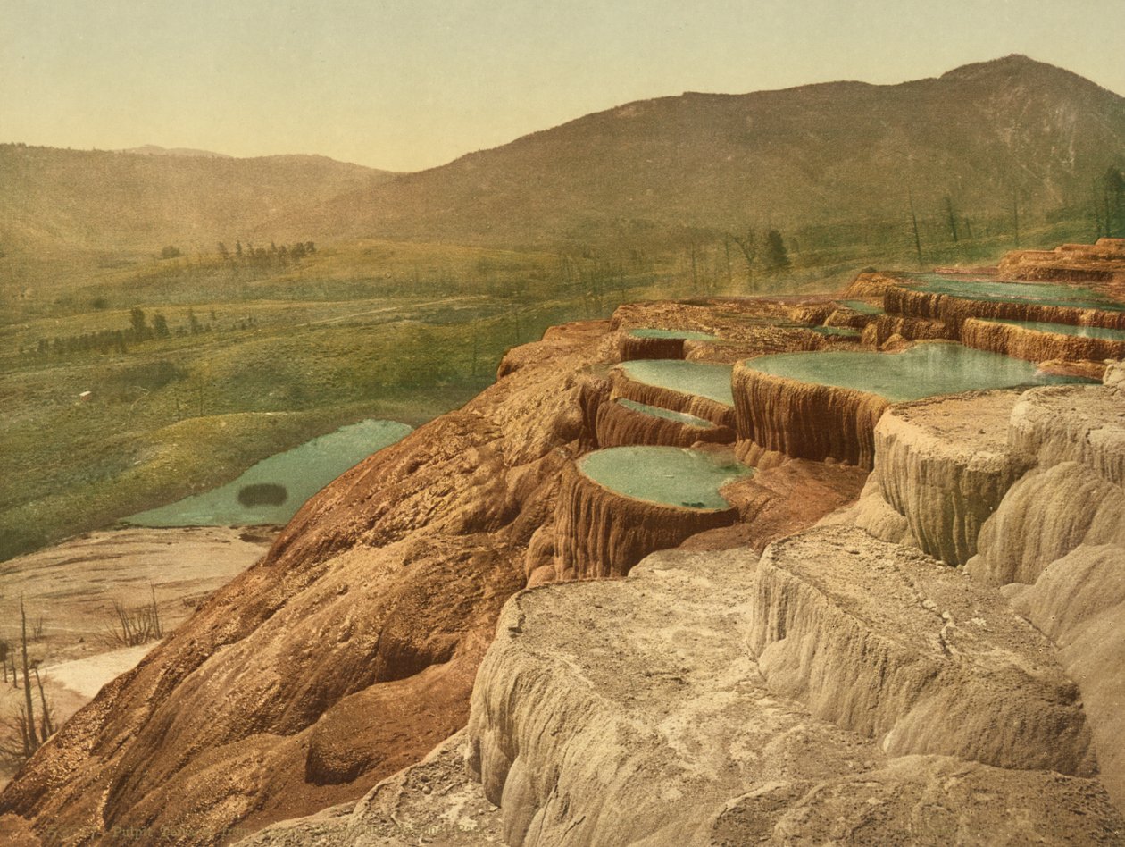 Prekestolterrasser ovenfra, Yellowstone nasjonalpark, ca. 1898 (fotokrom) av American Photographer