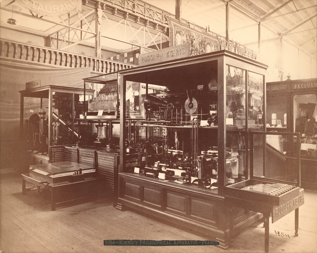 Rudolph Koenigs utstilling, Philosophical Apparatus, Hovedutstilling, Centennial International Exhibition, Philadelphia, 1876 (sølvalbumintrykk) av American Photographer