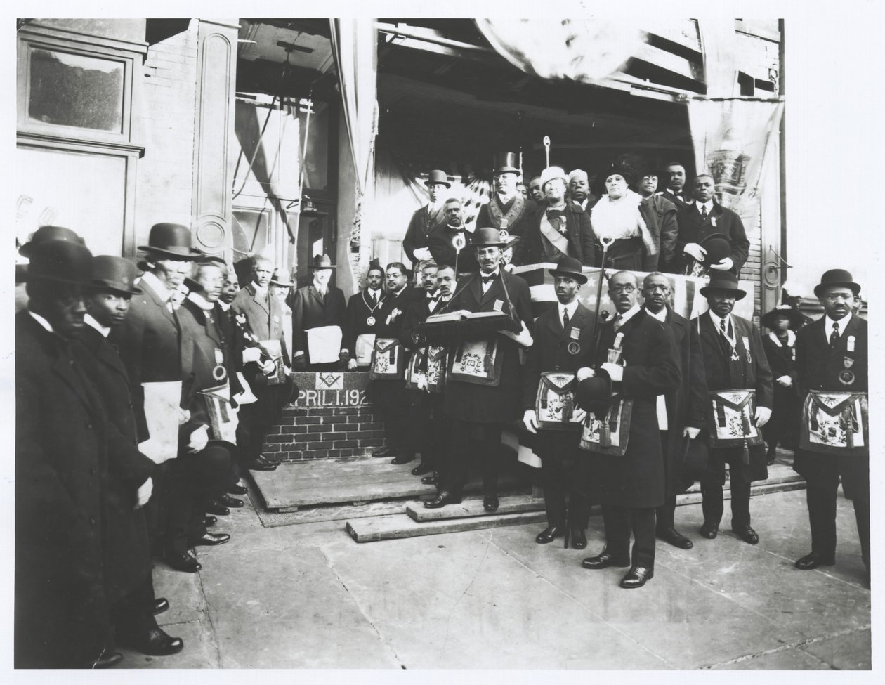 Schomburg blant frimurere og Odd Fellows ved hjørnesteinsleggingen av Det joniske tempel av American Photographer