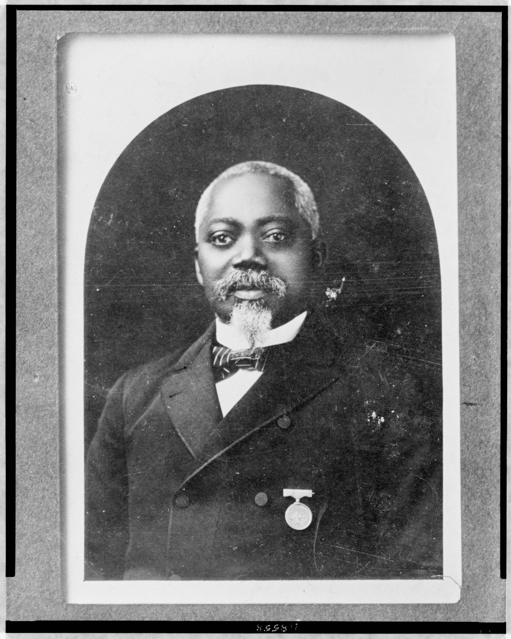 Sgt. William Carney, hode-og-skuldre-portrett, vendt foran, ca. 1900 (s/hvitt-bilde) av American Photographer