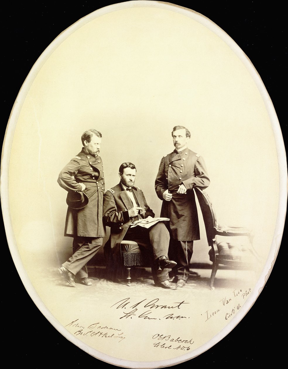 Signert fotografi av Ulysses S. Grant og hans medhjelpere, Orville E. Babcock og Adam Badeau, i militæruniform, ca. 1865 av American Photographer