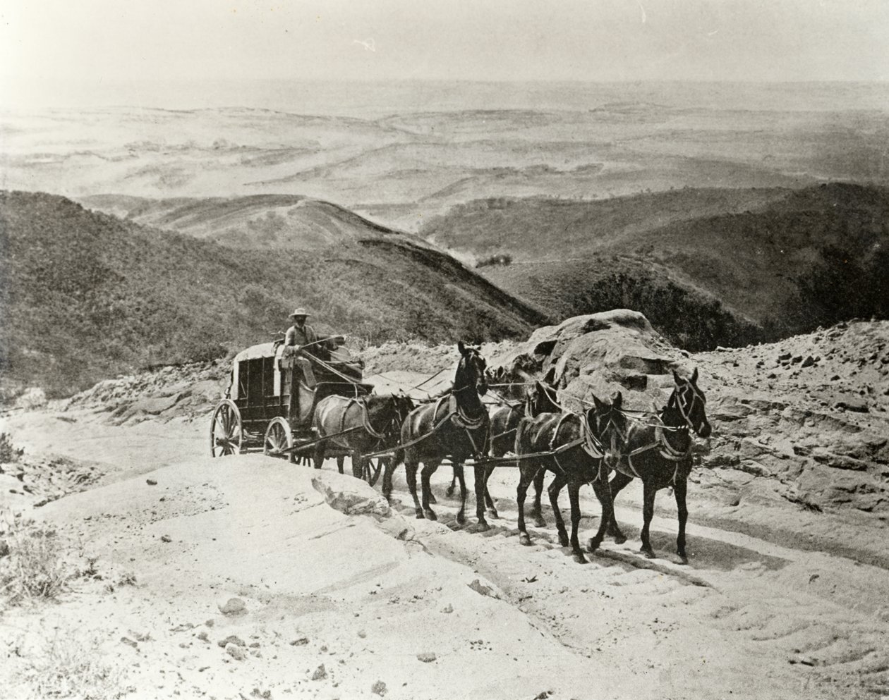 Diligens som krysser San Marcos Pass, California av American Photographer