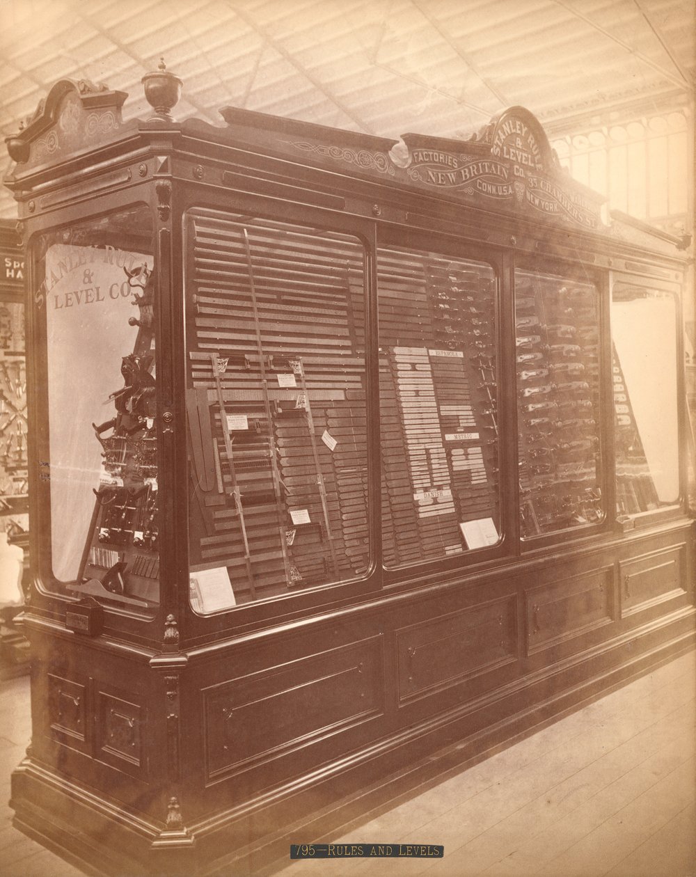 Stanley Rule and Level Co.s utstilling, Centennial International Exhibition, Philadelphia, 1876 (albumintrykk) av American Photographer