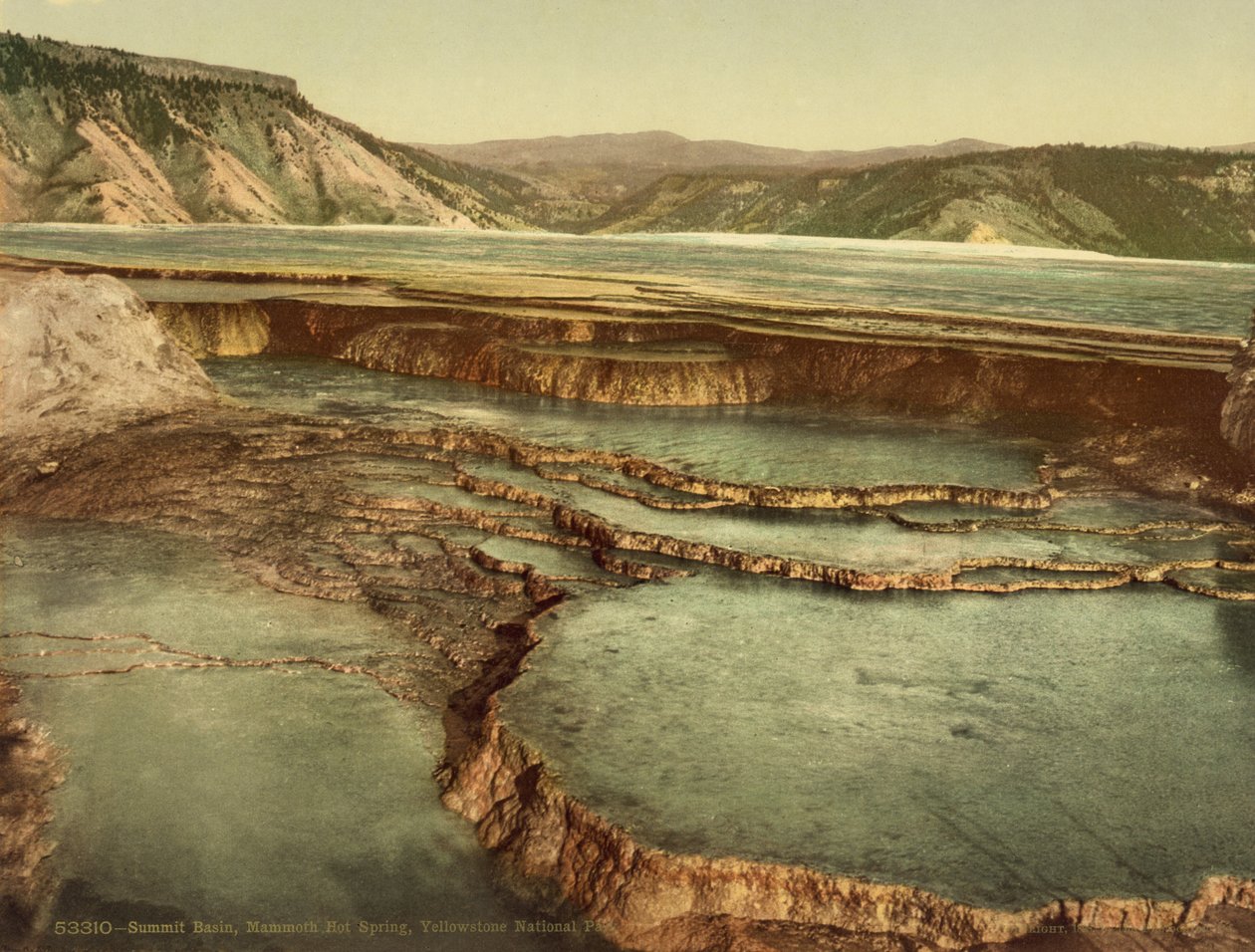 Summit Basin, Mammoth Hot Spring, Yellowstone nasjonalpark, ca. 1898 (fotokrom) av American Photographer