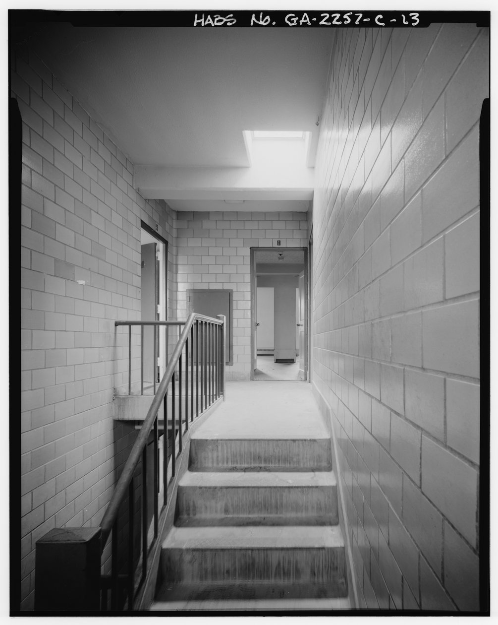 Techwood Homes, Building No. 1, 575-579 Techwood Drive, Atlanta, Fulton County, GA (s/hvitt-bilde) av American Photographer