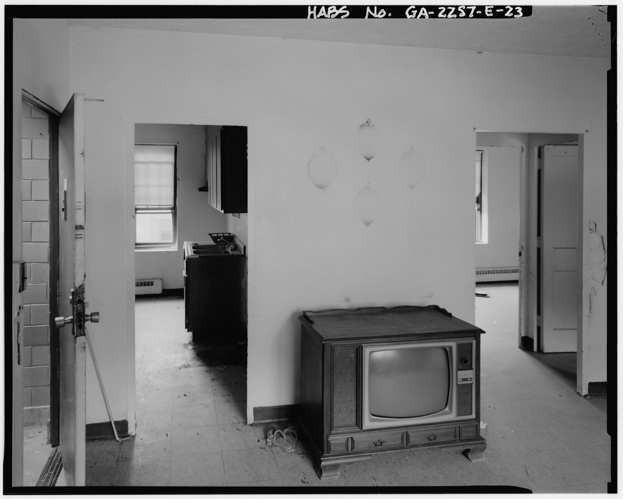 Techwood Homes, Building No. 3, 559 Techwood Drive & 129-135 Merrit Avenue, Atlanta, Fulton County, GA (s/hvitt-bilde) av American Photographer