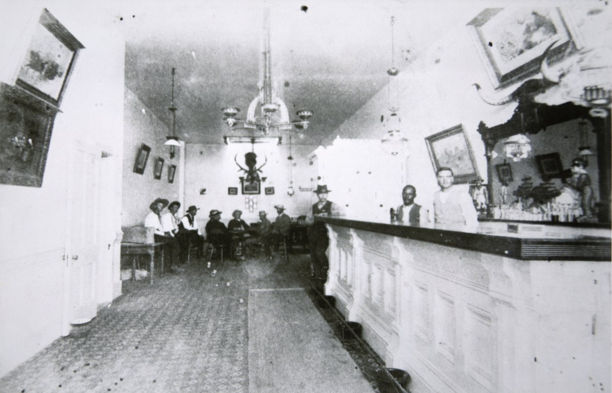 The Long Branch Saloon, Dodge City, Kansas, ca. 1880 (s/hvitt-bilde) av American Photographer