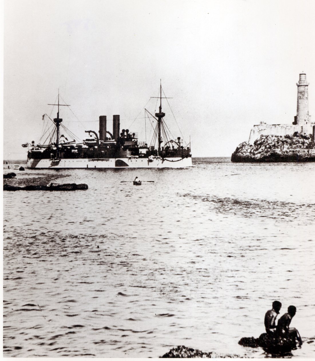 USS Maine kommer inn i havnen i Havana, Cuba, 1898 (se 206526, 206527) av American Photographer