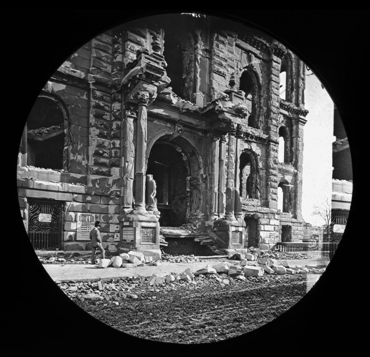 The West Entrance til tinghuset etter Great Chicago Fire, 1871 (glasslyktlys) av American Photographer