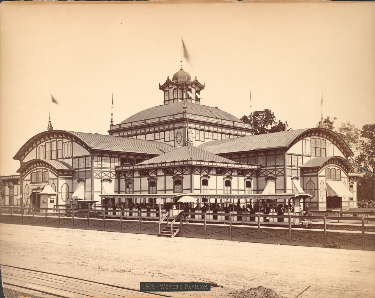 The Womens Pavilion, Centennial International Exhibition, Philadelphia, 1876 (albumintrykk) av American Photographer