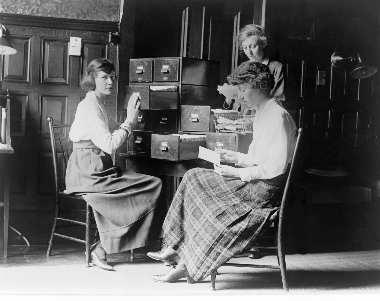 Tre kvinner jobber ved kartotekfilene ved hovedkvarteret til National Womans Party, Washington D.C., pub. ca. 1920 av American Photographer