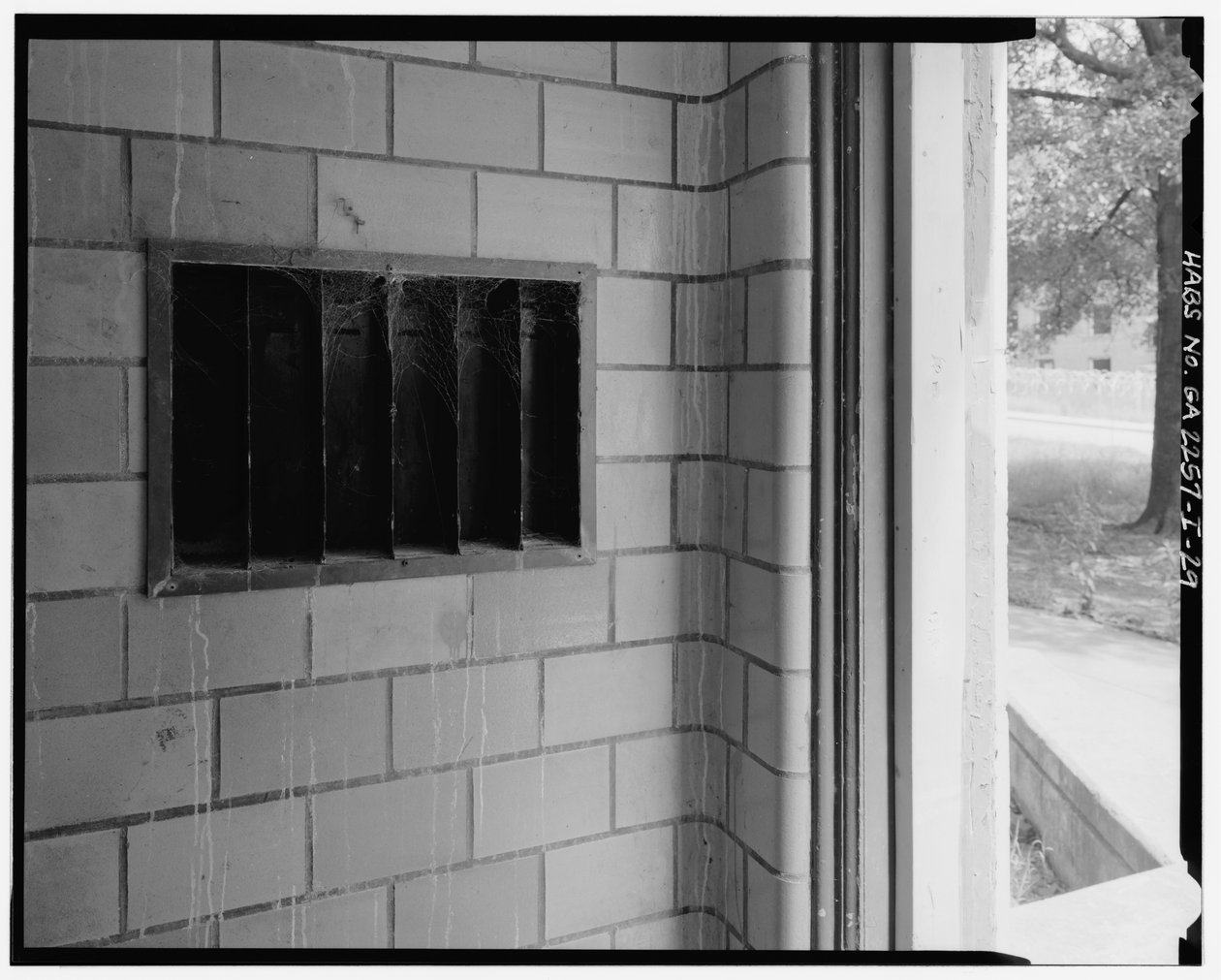 Fliser og lister med postspor, typisk inngang til trapperom, Techwood Homes, Building No. 6, 465 Techwood Drive & 119-125 Hunnicutt Street, Atlanta, Fulton County, GA av American Photographer