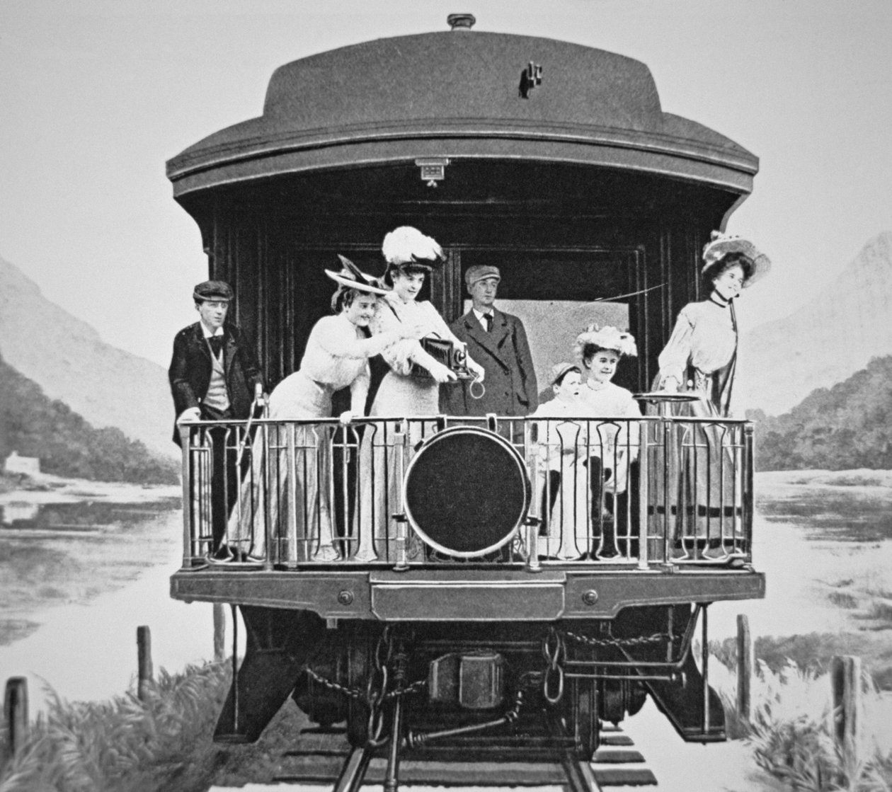 Turister som tar naturskjønne bilder fra den bakre observasjonsplattformen til et tog fra Union Pacific av American Photographer