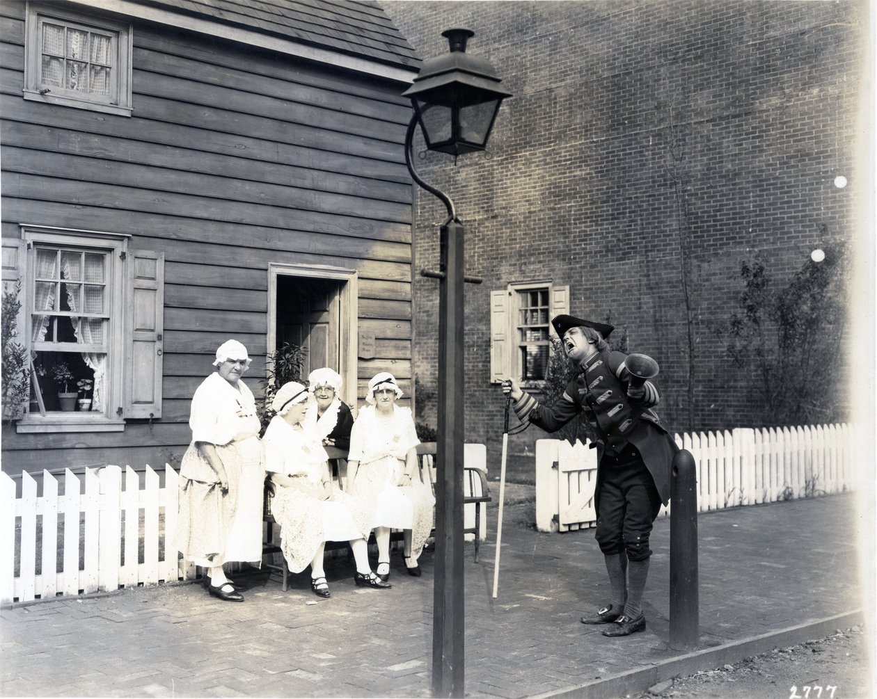 Town Crier on the High Street, 1926 (gelatinsølvtrykk) av American Photographer