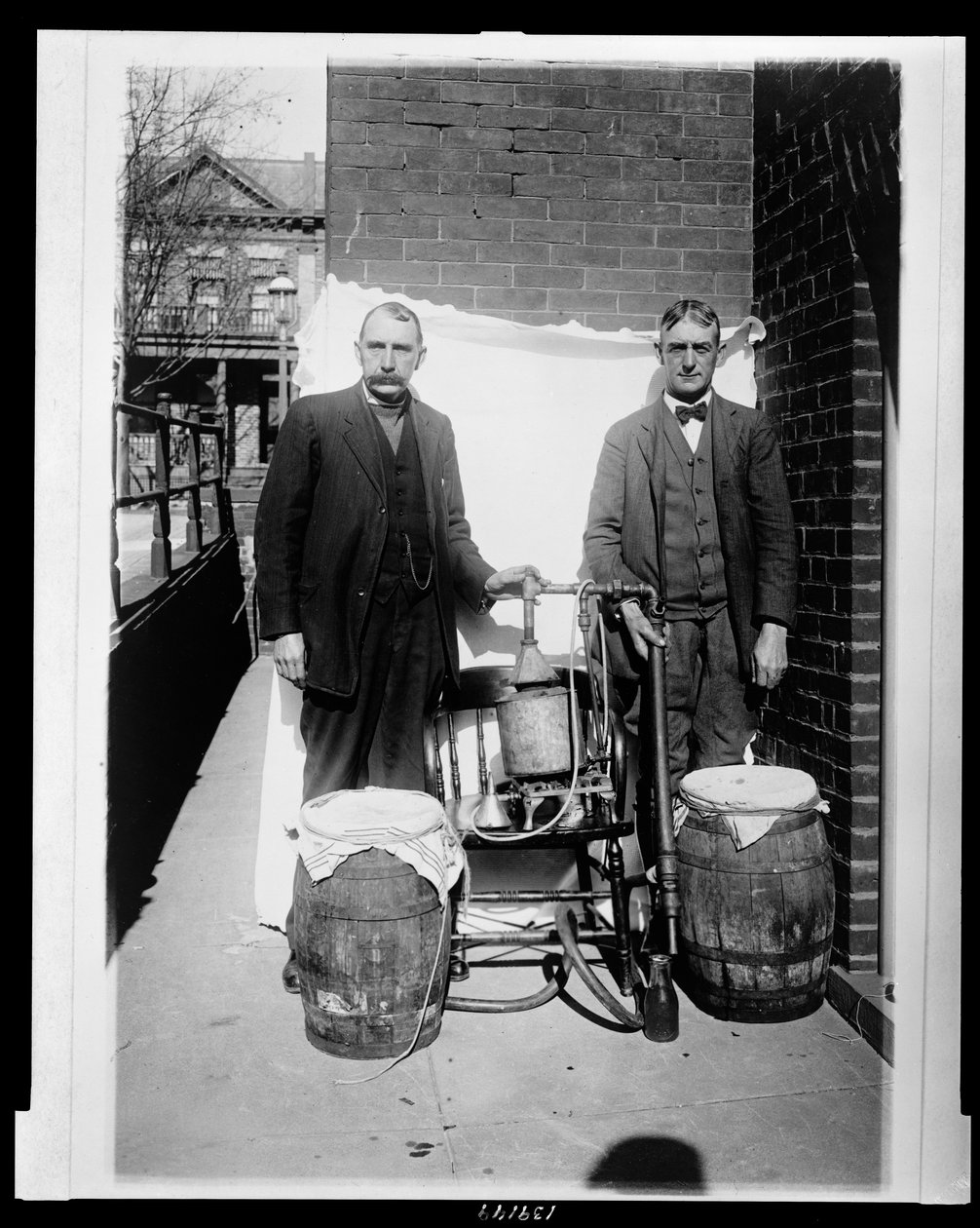 To menn poserer med en whiskystill av American Photographer