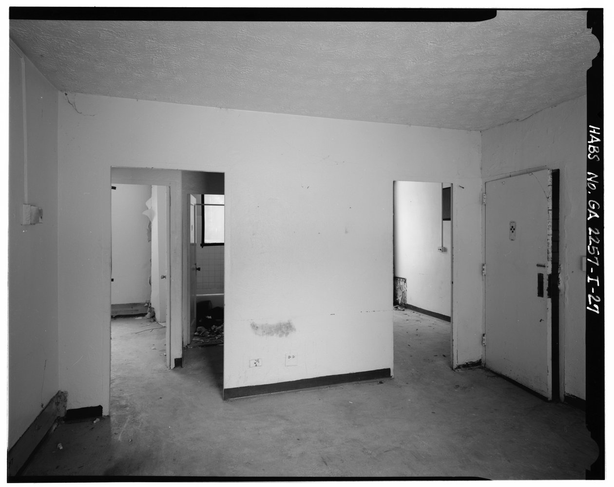 Typisk 2-roms leilighet med inngang til hi, gang med bad og soverom (venstre), inngang til kjøkken (høyre) - Techwood Homes, Building No. 6, 465 Techwood Drive & 119-125 Hunnicutt Street, Atlanta, Fulton County, GA av American Photographer
