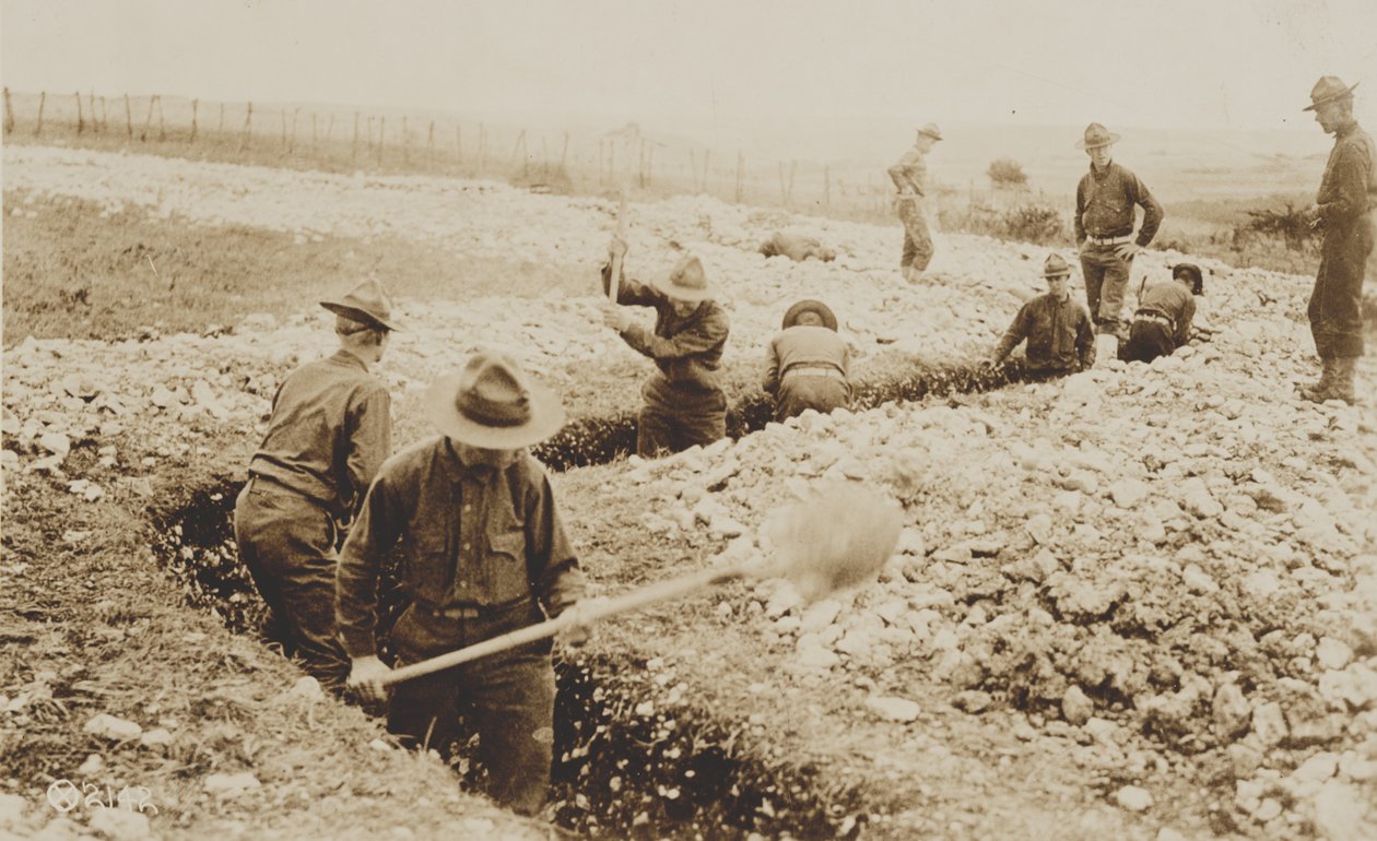 Amerikanske marinesoldater i Frankrike graver inn, 1917-19 av American Photographer