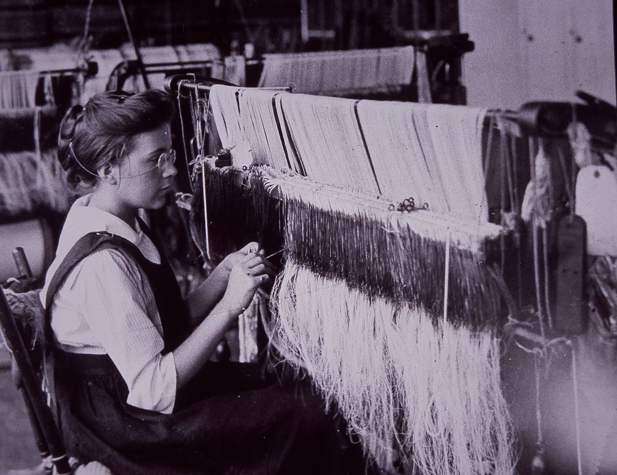 Amerikansk tekstilindustri, tekstiloperatør i Massachusetts bomullsfabrikk, ca. 1900 (s/hvitt-bilde) av American Photographer