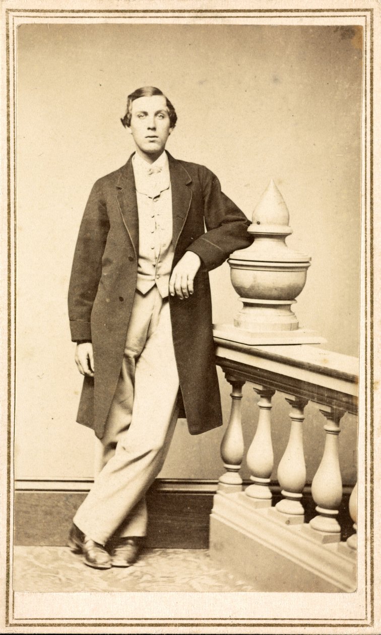 Uidentifisert mann i toppfrakk lent mot søyle, ca. 1860-75 (albumintrykk) av American Photographer