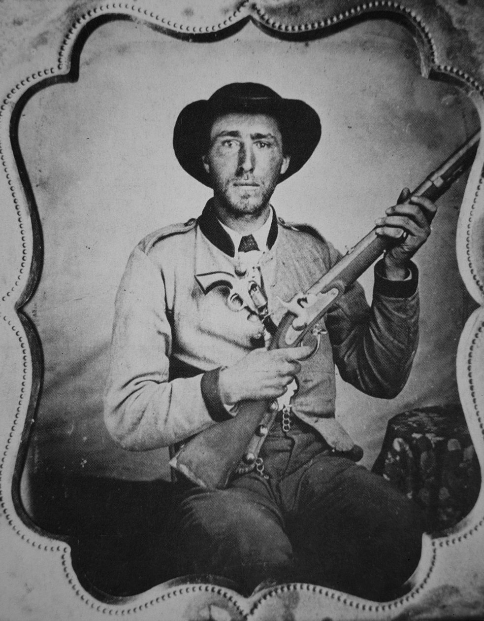Ukjent konføderert soldat poserer i fotografens studio (s/hv-bilde) av American Photographer