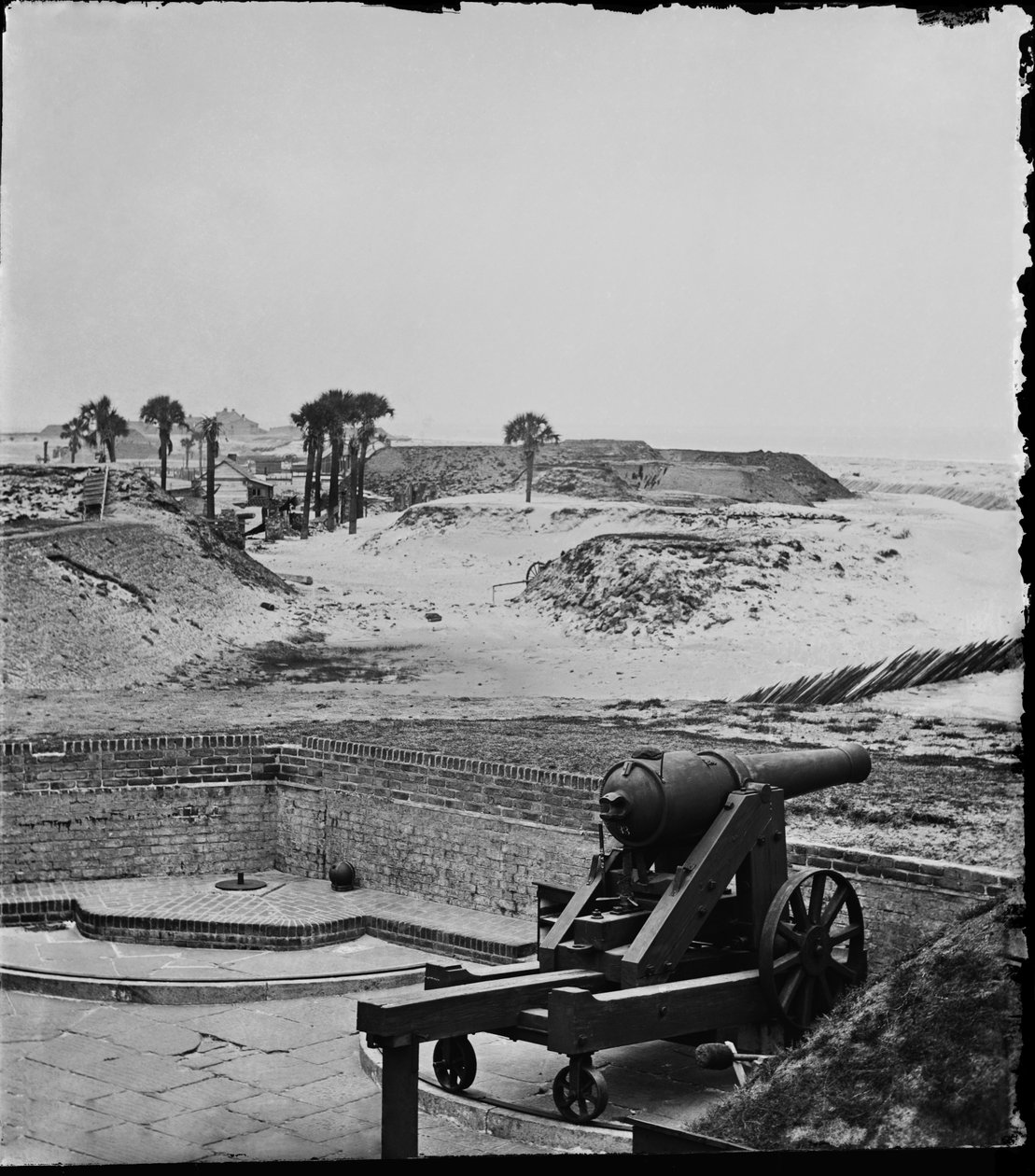 Utsikt østover fra forlatte Fort Moultrie, Charleston Harbor, South Carolina, april 1865 av American Photographer
