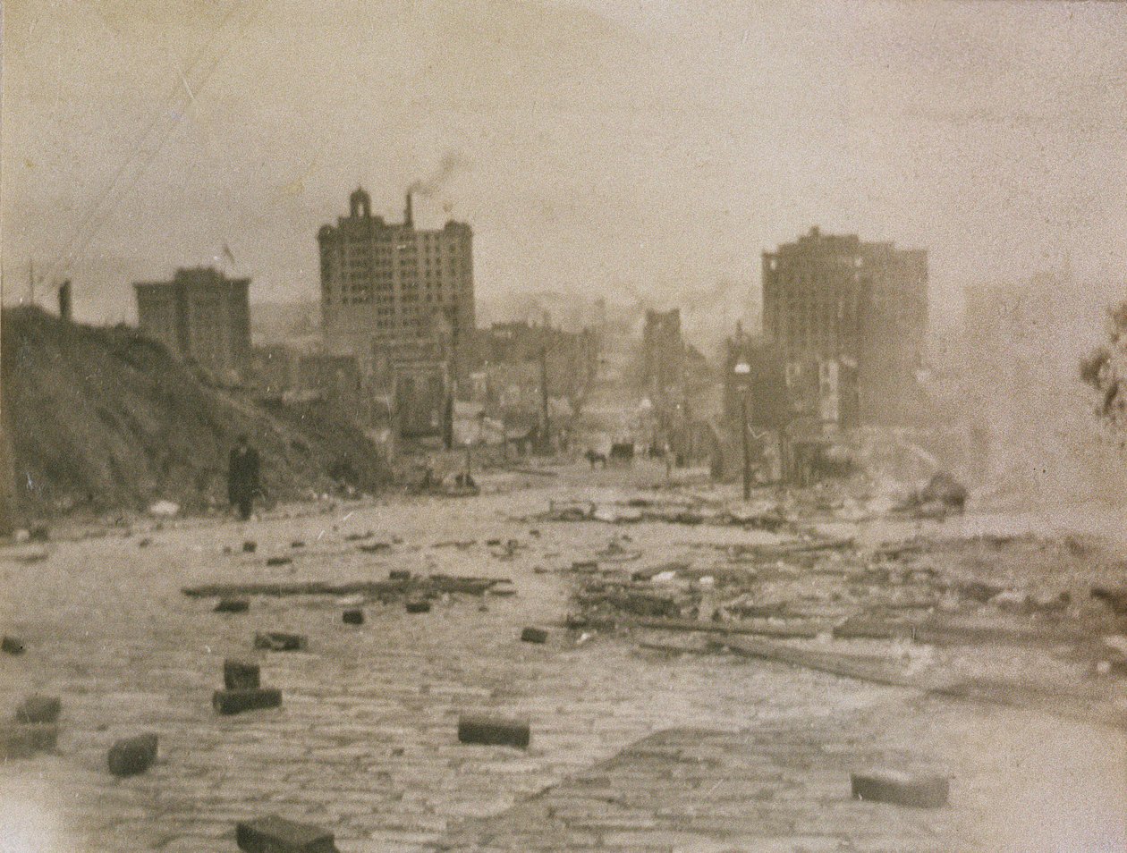 Utsikt over San Franciscos skyline med røyk fra brannen forårsaket av jordskjelvet, 1906 av American Photographer