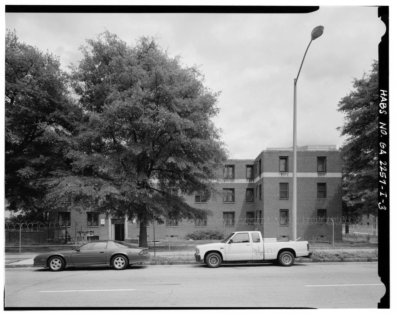 Vestsiden, 465 Techwood Drive og 125 Hunnicutt Street (til høyre). - Techwood Homes, Building No. 6, 465 Techwood Drive & 119-125 Hunnicutt Street, Atlanta, Fulton County, GA (s/hvitt-bilde) av American Photographer