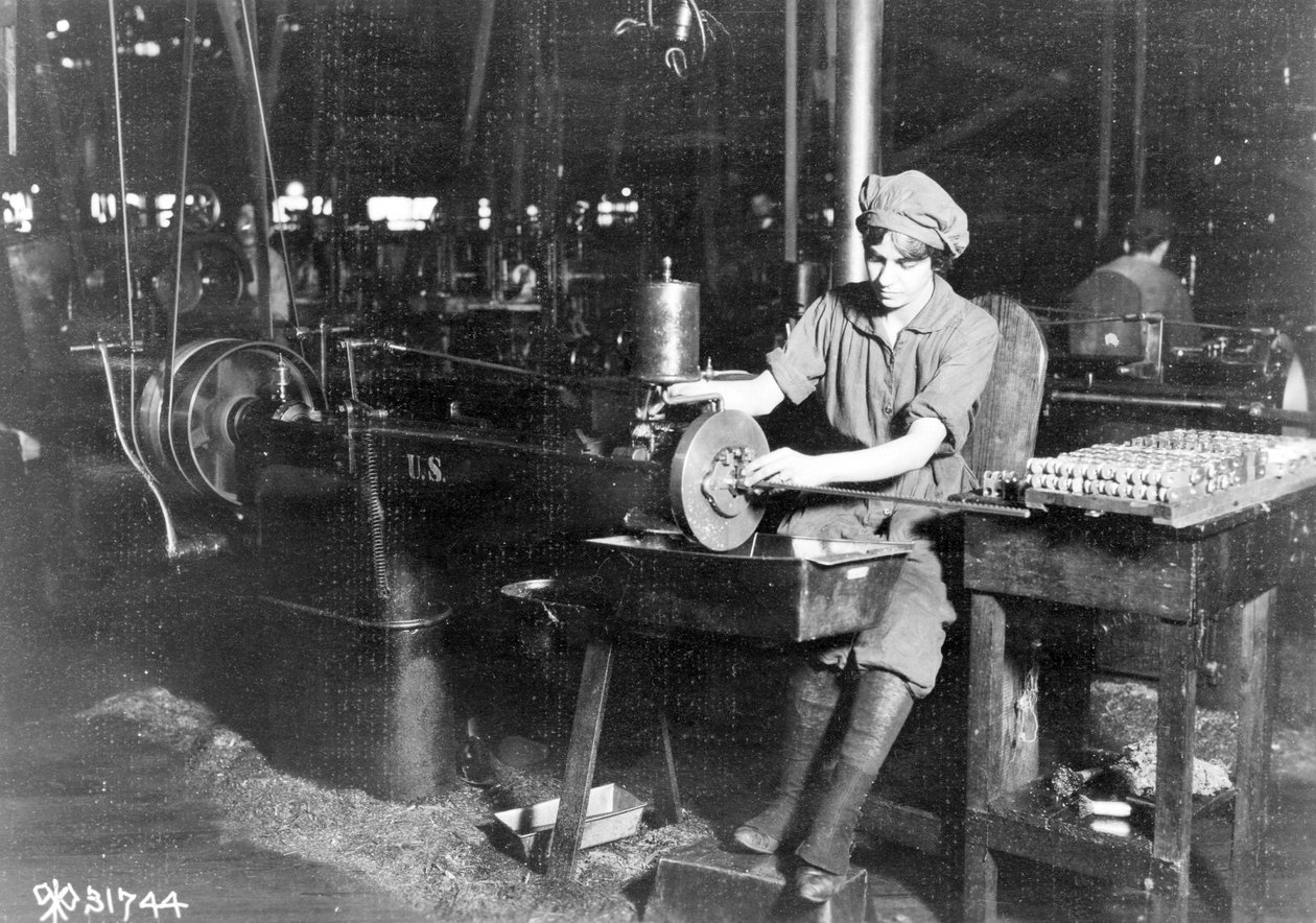 Kvinne med nøkkelsete foran siktebærer for rifle, Eddystone Rifle Plant, Eddystone, Pa., under første verdenskrig, 1914-18 av American Photographer