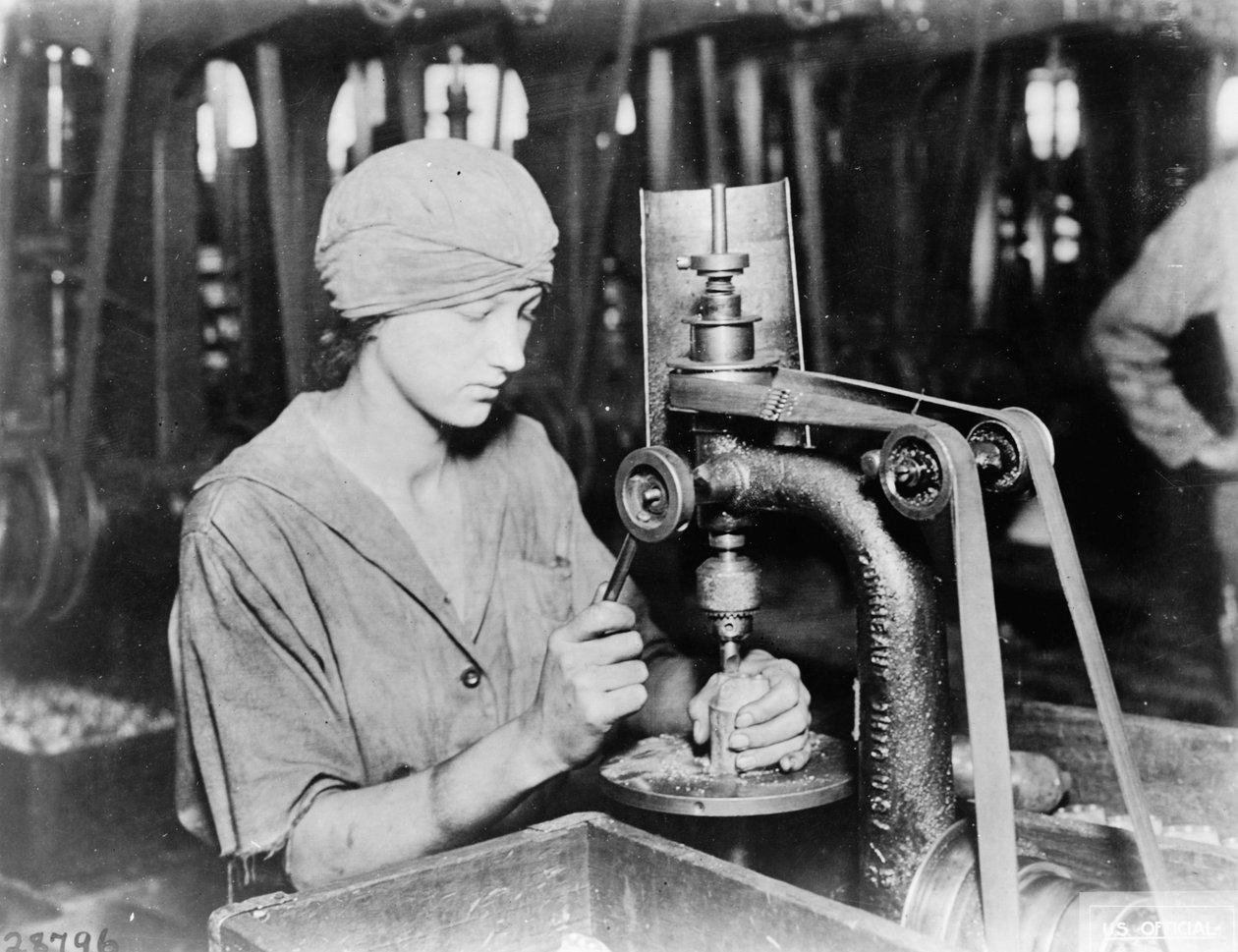 Kvinne som forsenker hull i detonatorrøret og fyller hull i håndgranaten ved Westinghouse Electric & Mfg. Co., East Pittsburgh, Pa., under første verdenskrig, 1914-18 av American Photographer