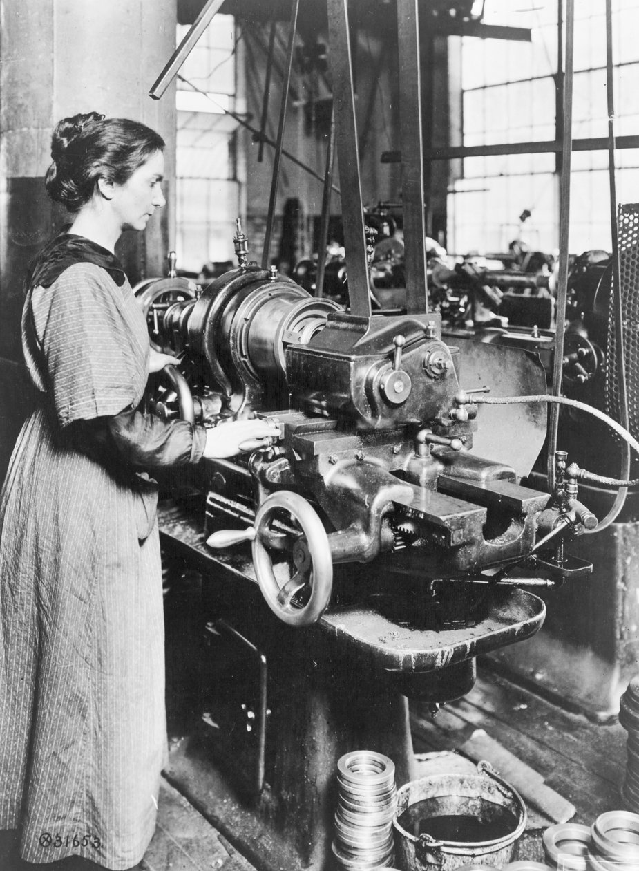 Kvinne som jobbet ved innvendig gjengefresemaskin, Norton Grinding Co., Worcester, Ma., under første verdenskrig, 1914-18 av American Photographer