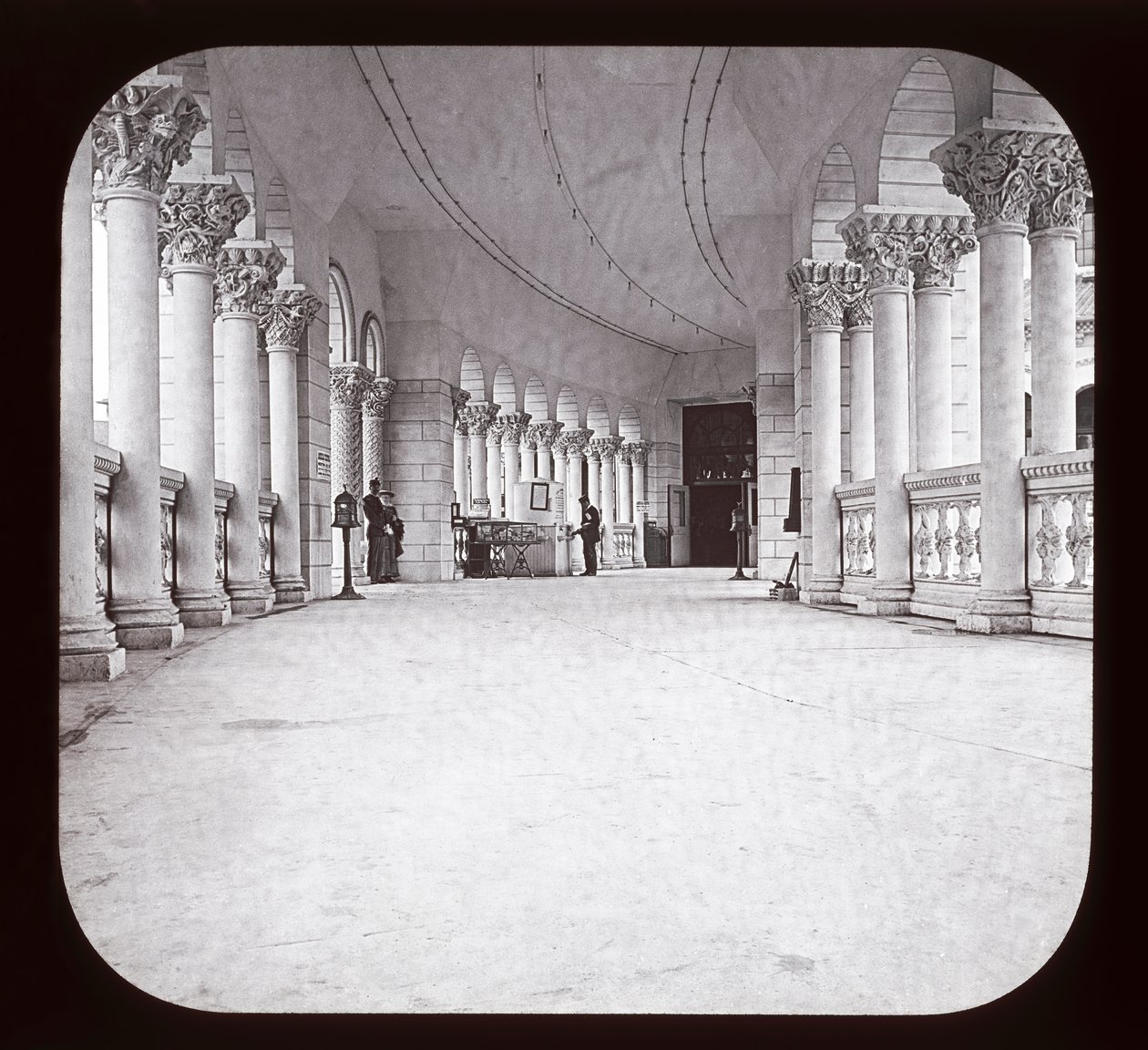 Verdens colombianske utstilling: Fisheries Colonade, Chicago, 1893 (lanternelys) av American Photographer
