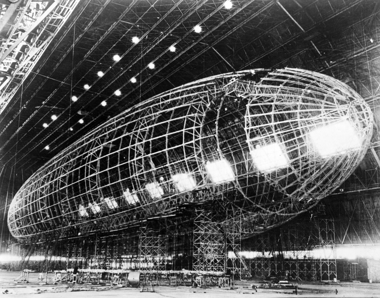 Worlds Largest Dirigible nesten ferdigstillelse, utgitt på 1930-tallet av American Photographer
