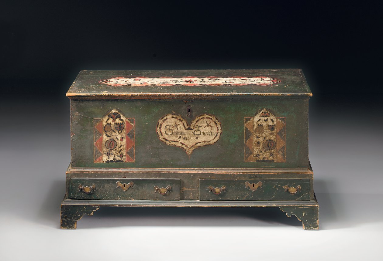 En malingsdekorert dower-kiste med løft topp, påskrevet Susana Scheblern, sannsynligvis Lancaster County, Pennsylvania, 1790 av American School