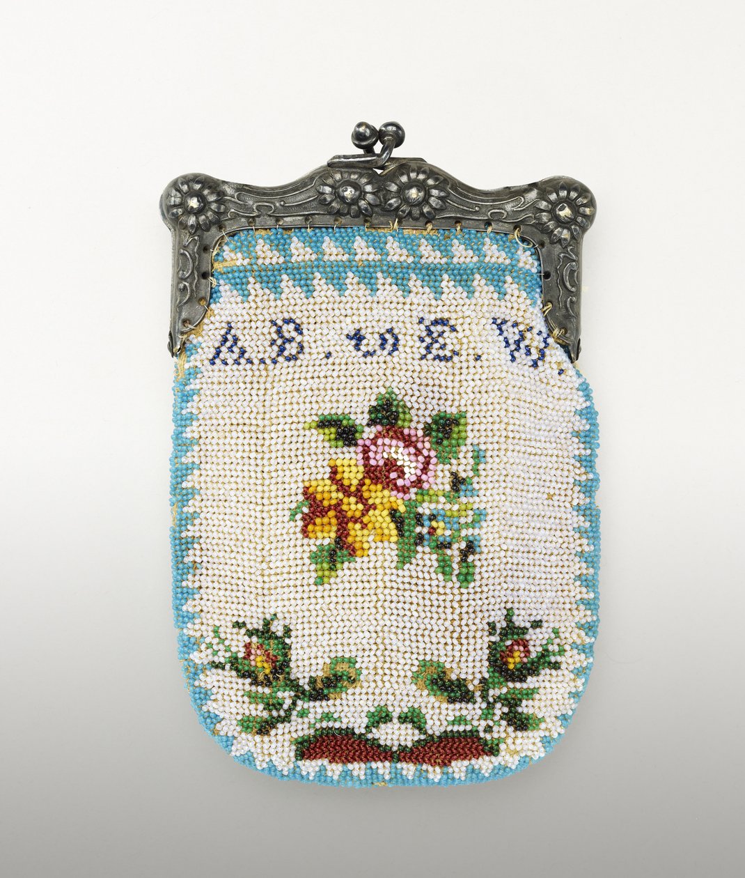 Pung med perler, ca. 1843 (glassperler, nikkelsølv og tekstilstøtte) av American School