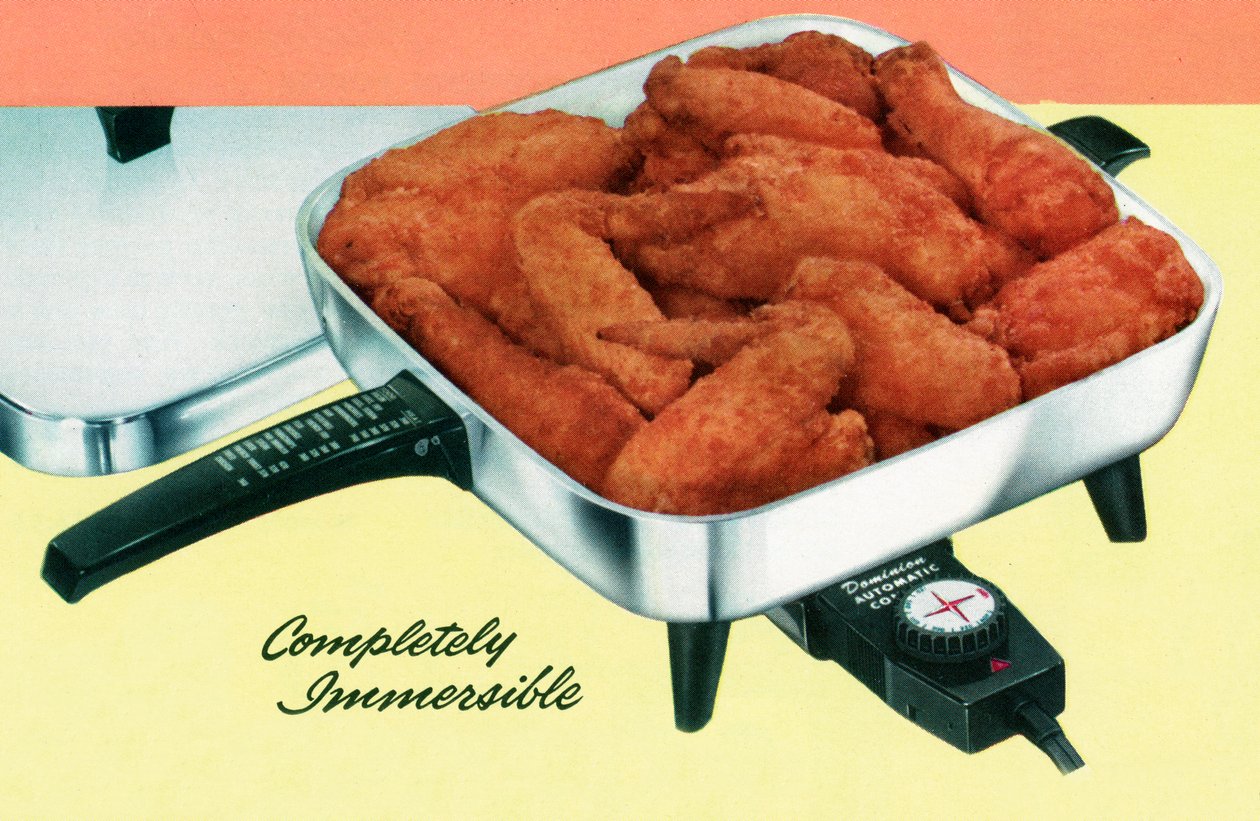 Kyllingsteking i en retro elektrisk panne av American School