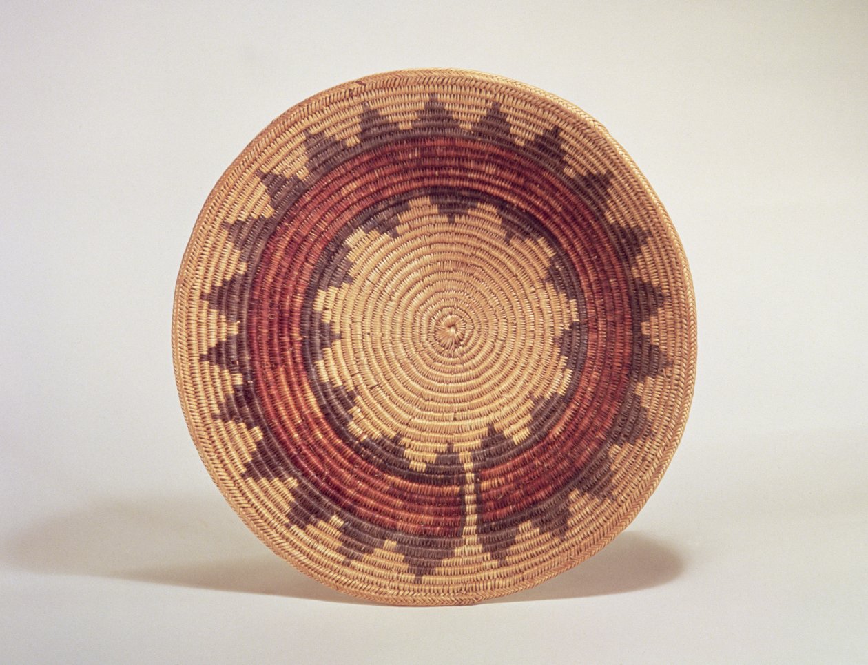 Hopi kurv (vevd fiber) av American School