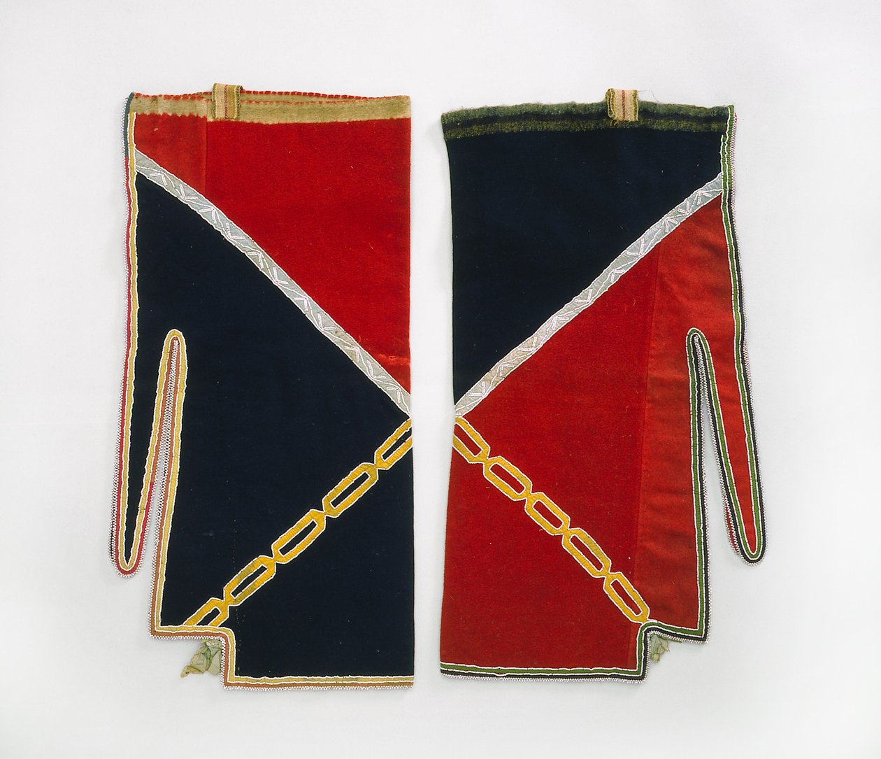 Leggings, Chippewa, ca. 1840 (ullklut, glassperler, silkebånd, bastfiberstropper og tråd) av American School