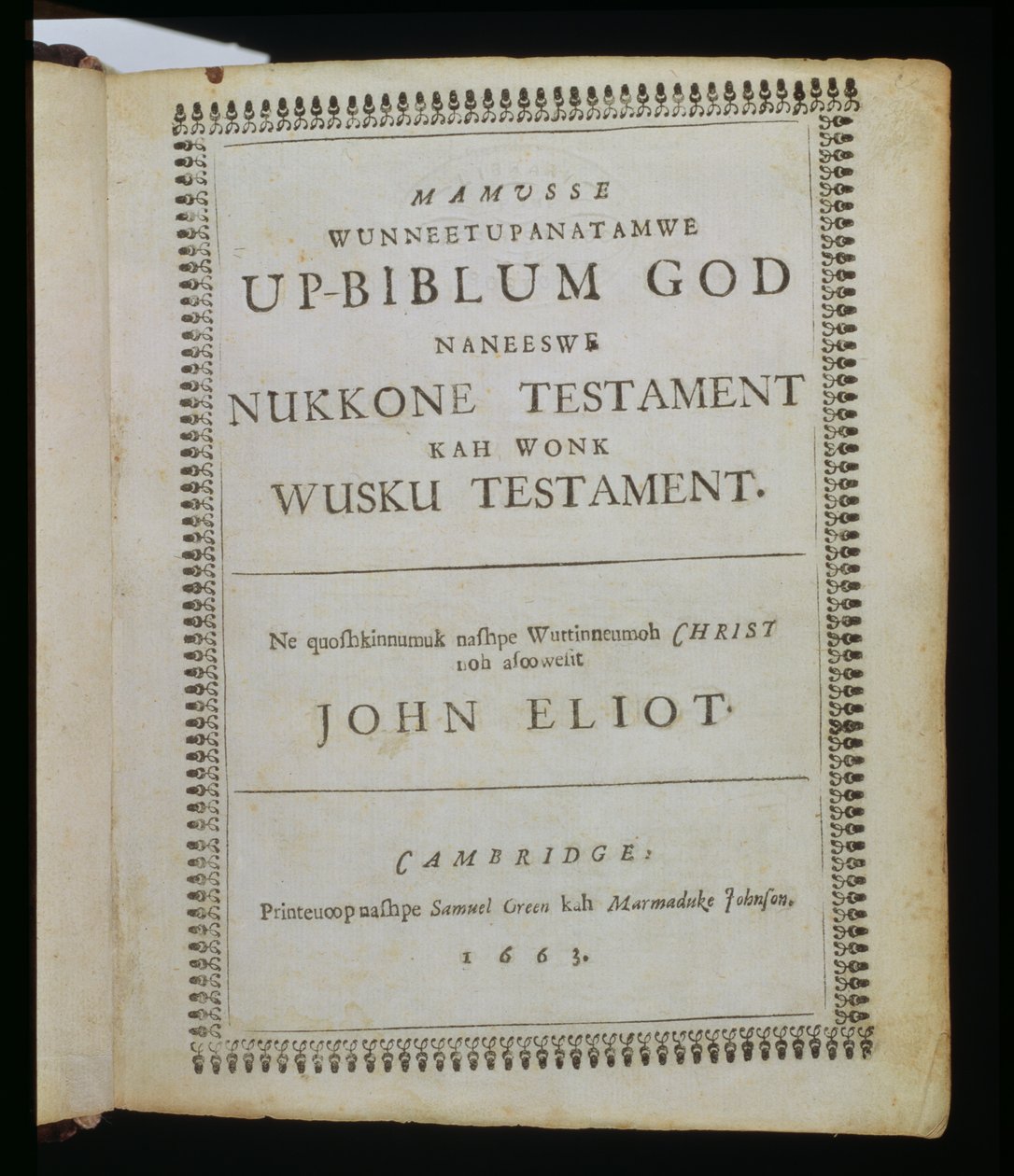 Mamusse Wunneetupanatamwe up-Biblum God (The-Whole Holy his-Bible God), tittelside fra Bibelen, også kjent som Eliot Indian Bible, oversatt til Massachuset-språket av pastor John E av American School