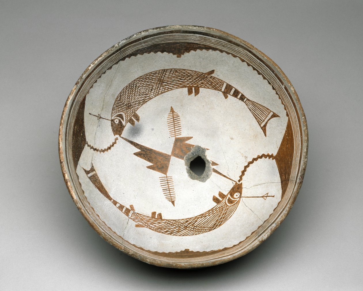 Mogollonskål med to krokede fisker, Style II, 1025-1150 (keramikk med bikrom maling) av American School