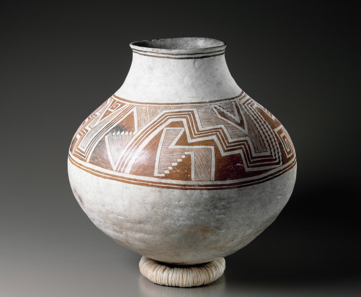 Mogollon-krukke med geometrisk design, stil II, 1025-1150 (keramikk med bikrom slipeplating) av American School
