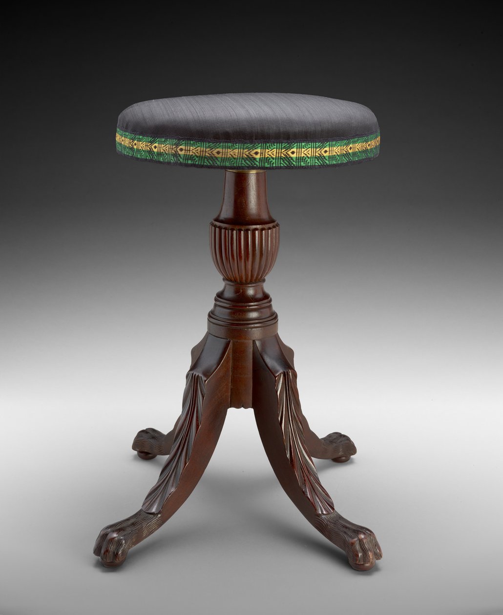 Musikkkrakk, ca. 1810-15 (mahogni; linnett, hestehår og stål) av American School